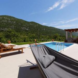 Zupa Villa Sleeps 6 Pool Air Con WiFi