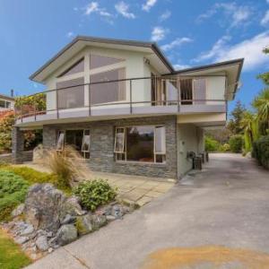 Retro Ski Lodge - Wanaka Holiday Home