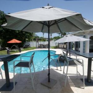 Heated pool bungalow mins from the beach in Deerfield Beach