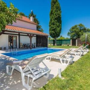 Amazing home in Smokovic w/ Outdoor swimming pool WiFi and 4 Bedrooms