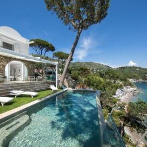 Nerano Villa Sleeps 8 with Pool Air Con and WiFi