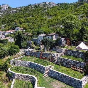 Old village Godinje Glamping