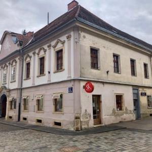Little Vienna Gold Apartment