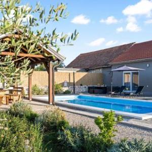 Amazing home in Drinovci with WiFi 3 Bedrooms and Outdoor swimming pool