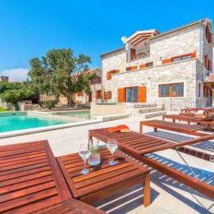 Amazing home in Tinj w/ Outdoor swimming pool Jacuzzi and 6 Bedrooms