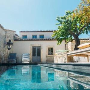 Palazzolo Acreide Villa Sleeps 9 with Pool Air Con and WiFi