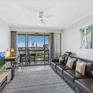 Luxurious harbour view apartment steps from city