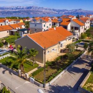 Apartments with parking space Supetar Brac - 16294
