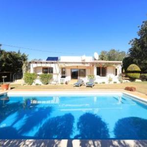 Alto da Serra Villa Sleeps 6 with Pool Air Con and WiFi