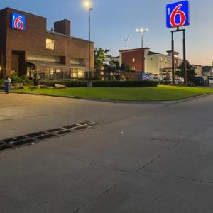 Hotels near Will Rogers Theater - Motel 6 Oklahoma City OK Fairgrounds West