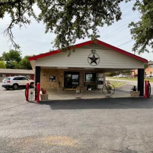 Hotels near Twisted J Live - Glen Rose Inn and Suites