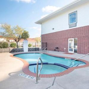 OYO Townhouse Clute Lake Jackson