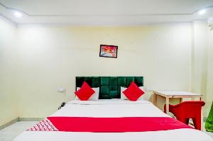 Vaccinated Staff- OYO 75810 Ronak Hotel, Greater Noida