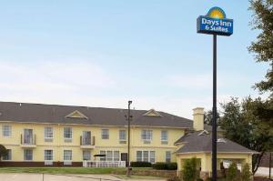Days Inn & Suites by Wyndham DFW Airport South-Euless, Euless