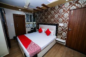 Vaccinated Staff - OYO 18651 Hotel Sharda, Gwalior