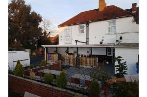 OYO Swan Inn, Shepperton