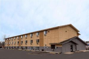 Super 8 by Wyndham Dubuque, Dubuque