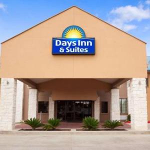 Days Inn & Suites by Wyndham Conroe North