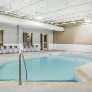 Hotels near Kawartha Downs - Super 8 by Wyndham Peterborough