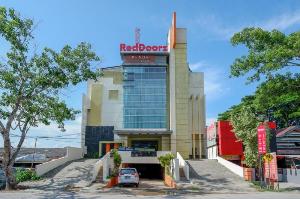 RedDoorz Plus near Hotel Benua Kendari, Kendari