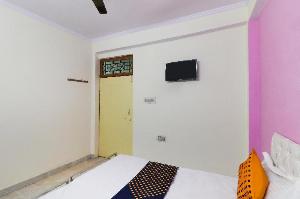 Vaccinated Staff - SPOT ON 68564 Vrindavan Lodge, Allahabad