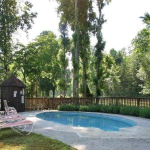 A Fairway View 2 Bedroom WiFi Pool Access Pet Friendly Sleeps 6