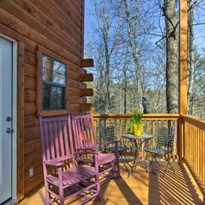 Studio Cabin with Loft and Hot Tub Less Than 5 Mi to Downtown!