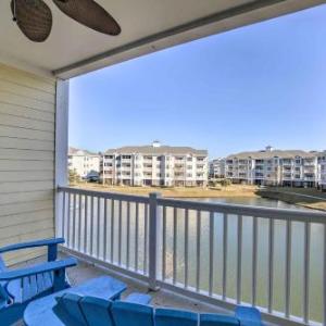 Myrtle Beach Condo - Walk to Pools and 2 Mi to Beach