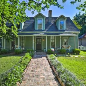 Quaint Thomasville Home with Yard - Walk to Town!