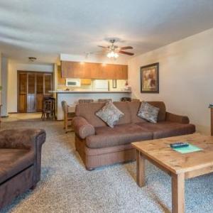 New Listing ! Habitat condo Walk to downtown Sleeps 4