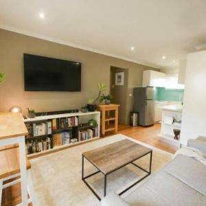 Chic Pet Friendly & 500m to the Beach w/ parking