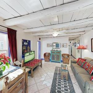 Charmed Casita with Private Backyard Near Plaza cottage