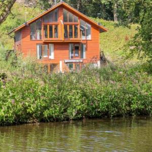 15 Waterside Lodges