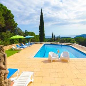 Lloret de Mar Villa Sleeps 14 Pool WiFi