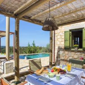 Spanochori Villa Sleeps 6 with Pool and Air Con