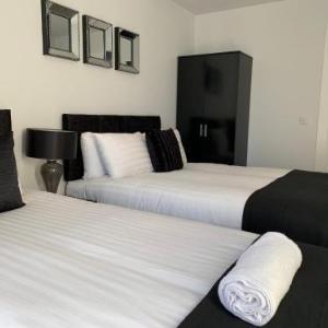 Air Host and Stay - Apartment 7 Barall Court - Sleeps 6 minutes from LFC free parking