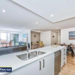 The Shoal 303 Air Conditioning WI-FI Netflix Views Linen and Lift