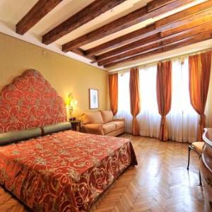 Caerano di San Marco Apartment Sleeps 7 Air Con