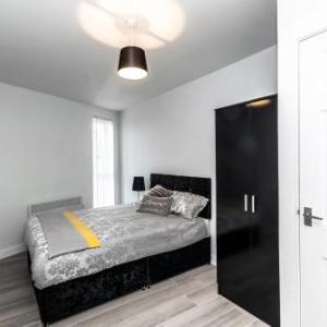 Air Host and Clean - Apartment 8 Barall Court - Sleeps 6 minutes from LFC free parking