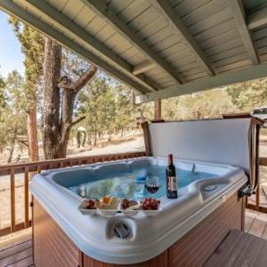 Wild Horse Retreat 2 Bedrooms Fireplace WiFi Hot Tub Sleeps 6