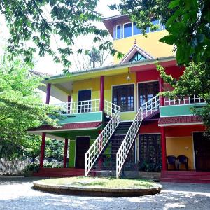 Rainbow Holiday Home-  Gardenista- low floor room
