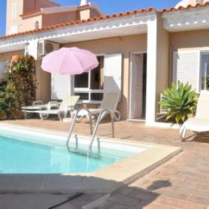 Stylish well-equipped private pool close to amenities free AC Wifi
