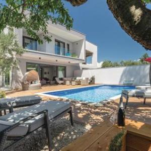 Four-Bedroom Holiday Home in Cervar