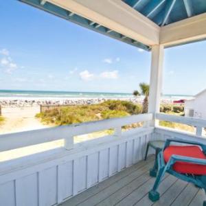 The Lodge and Hut 8 Bedrooms Beachfront WiFi Sleeps 17