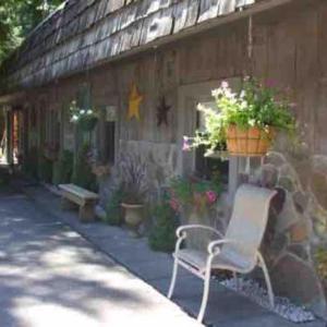 Updated + clean Motel Room at the base of Mt Hood!