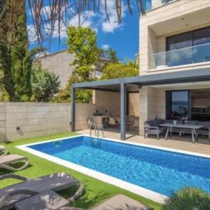 BEACH FRONT VILLA FRAN - DELUXE SUITE with private pool