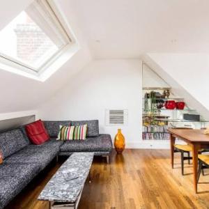 Beautiful 2-Bed W/ Roof Terrace in Holland Park