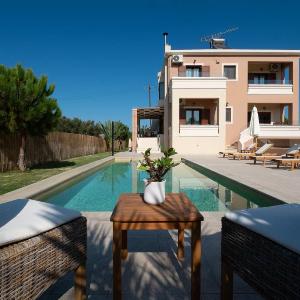 Private Pool Luxurious Villa with Parking & BBQ