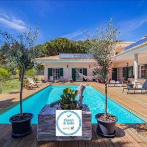 Spacious villa in Sesimbra with a private year-round pool