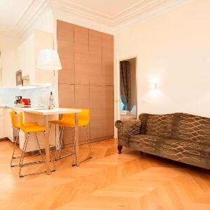 208014 - A prestigious 2-bedroom apartment very close to the Champs Elysées